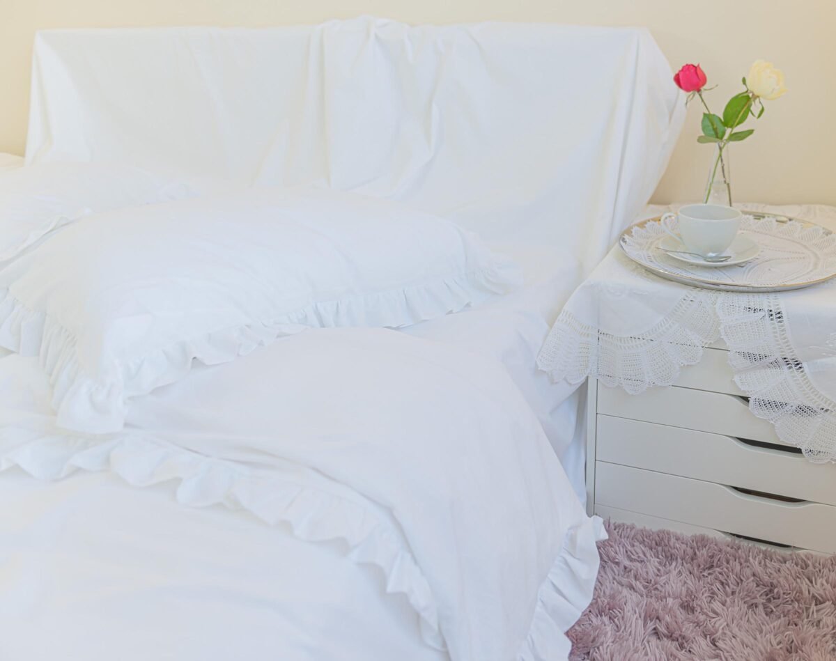 white polycotton duvet cover adorned with double-faced ruffles all around it
