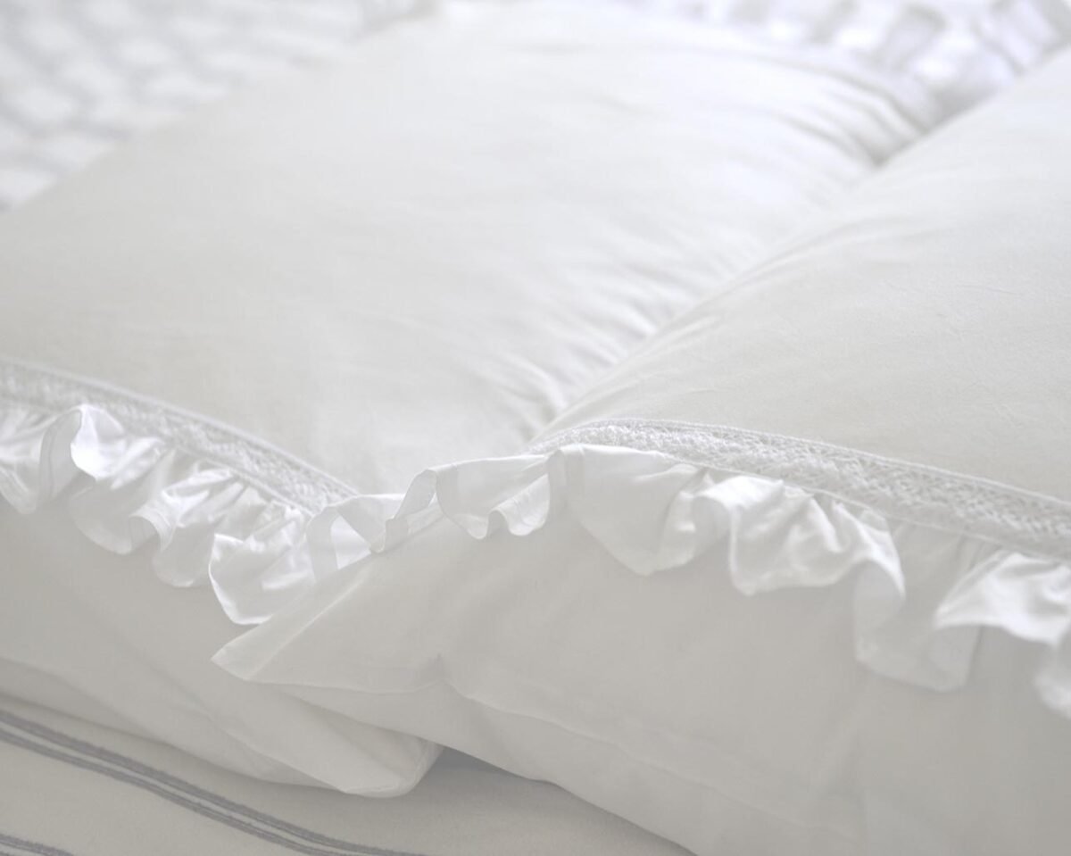 Pounhas de algodão branco adornadas com frescuras e acabamentos de renda