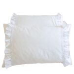 Pounhas de algodão branco adornadas com frescuras e acabamentos de renda