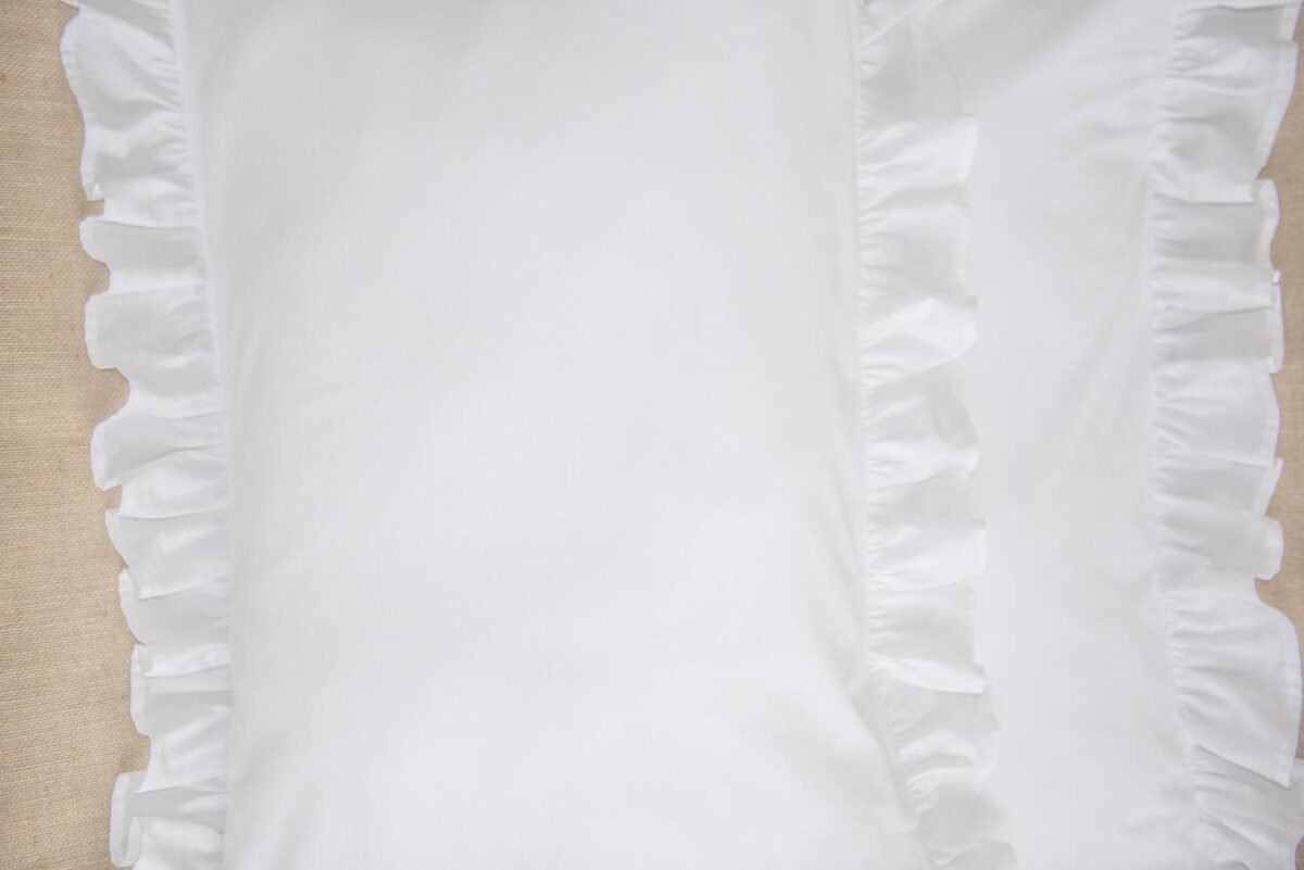 Fronhas de algodão branco com babados