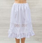 Pápticaat de algodão branco adornado com broderie anglaise, acabamentos de renda e pregas