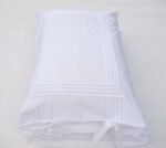 travesseiros de algodão branco adornados com pregas e arcos