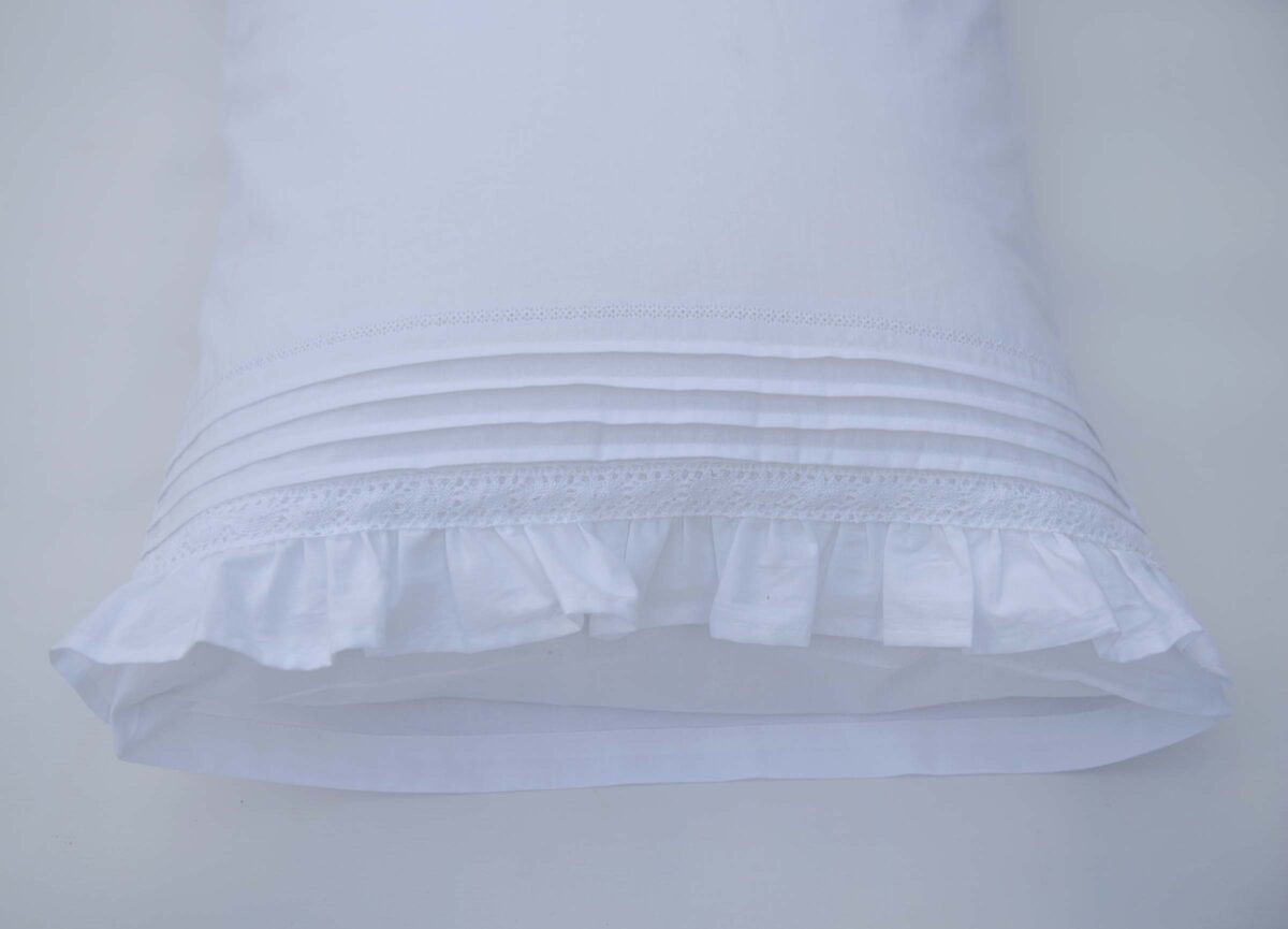 Pounhas de algodão branco adornadas com pregas de babados e acabamentos de renda