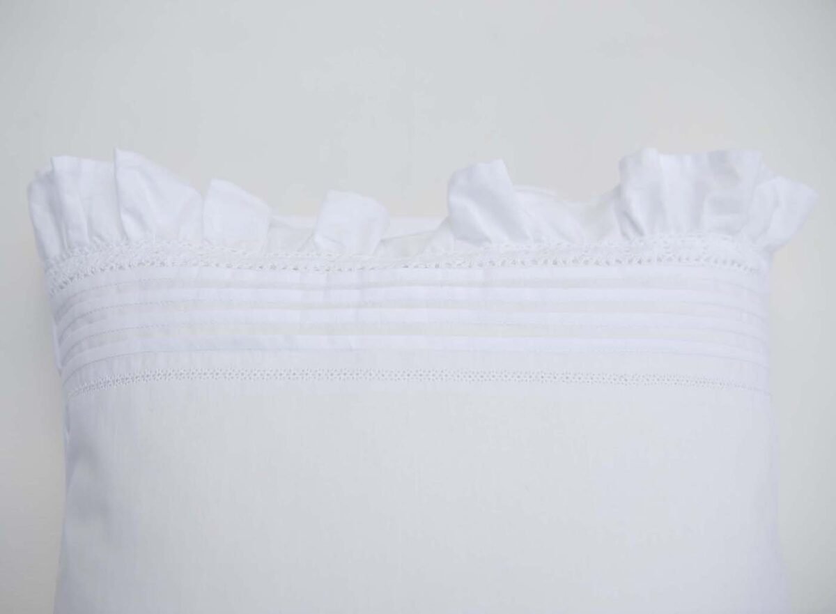 Pounhas de algodão branco adornadas com pregas de babados e acabamentos de renda